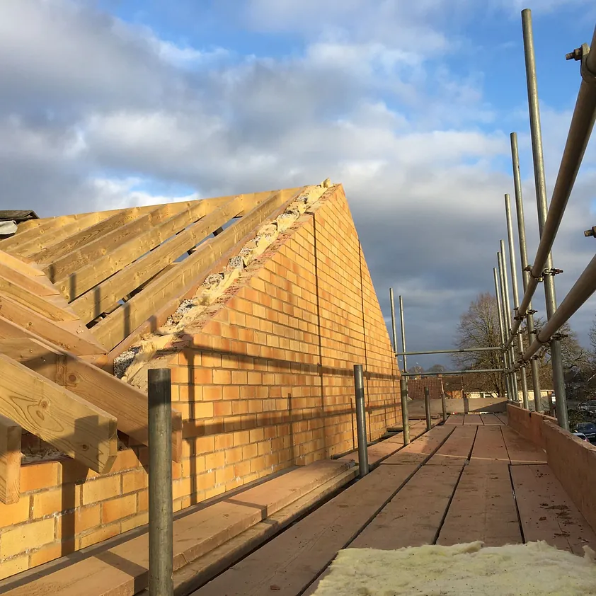 Extension roof with scaffolding